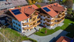 an overhead view of a house with an orange roof at Ferienwohnung Marktstüberl in Mittenwald