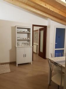 ein Esszimmer mit einem weißen Schrank und einem Tisch in der Unterkunft IL MARMO (CITRA 011017-LT-0069) in Levanto