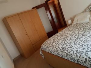 Schlafzimmer mit einem Bett und einem Holzschrank in der Unterkunft IL MARMO (CITRA 011017-LT-0069) in Levanto
