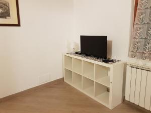 ein weißes Bücherregal mit einem TV darüber in der Unterkunft IL MARMO (CITRA 011017-LT-0069) in Levanto