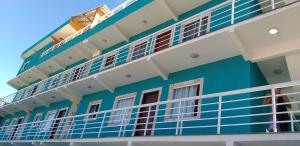 un bâtiment avec balcon sur un bateau de croisière dans l'établissement Caribe Brasileiro, à Arraial do Cabo