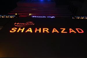 Ein Schild, auf dem Sharma steht, auf einer Bühne mit Treppen. in der Unterkunft Horizon Shahrazad Hotel in Kairo