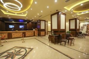 een lobby met een wachtruimte en een kapsalon bij Horizon Shahrazad Hotel in Caïro