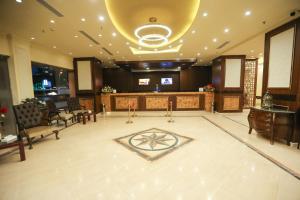 um grande lobby com um salão de oração com uma estrela no chão em Horizon Shahrazad Hotel no Cairo