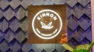 תעודה, פרס, שלט או מסמך אחר המוצג ב-Kinnon Deluxe Hostel Coworking Cafe