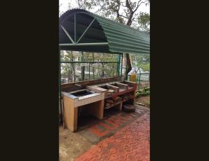 um piano de madeira com um dossel num pátio em HOMESTAY DE MARQS - STYLISH and SPACIOUS 3 BEDROOM VACATION HOME em Baguio