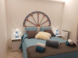 um quarto com uma cama azul e uma grande cabeceira de cama. em Naxian holidays em Giardini Naxos