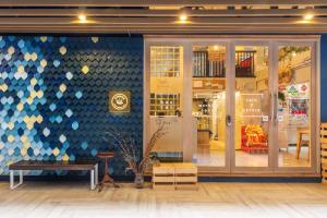 バンコクにあるキンノン デラックス ホステル コワーキング カフェの青白壁店