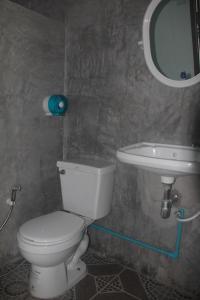 ein Bad mit einem WC und einem Waschbecken in der Unterkunft P.L.P Guesthouse - Mae Hong Son in Mae Hong Son