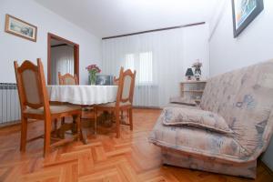 ein Wohnzimmer mit einem Tisch, Stühlen und einem Sofa in der Unterkunft Bozo Alviz in Raslina