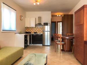 Kuchyň nebo kuchyňský kout v ubytování MR. HALL Apartments
