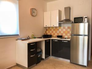 Kuchyň nebo kuchyňský kout v ubytování MR. HALL Apartments