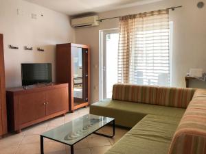 TV a/nebo společenská místnost v ubytování MR. HALL Apartments