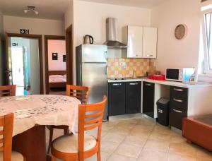 Kuchyň nebo kuchyňský kout v ubytování MR. HALL Apartments