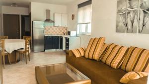 Kuchyň nebo kuchyňský kout v ubytování MR. HALL Apartments