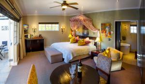 una camera con un grande letto e un tavolo di Forest Hall Guest House a Port Elizabeth