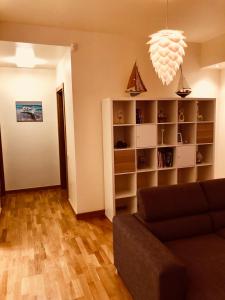 ein Wohnzimmer mit Sofa und Bücherregal in der Unterkunft 365 in Jūrmala