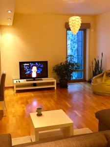 ein Wohnzimmer mit einem Flachbild-TV und einem Sofa in der Unterkunft 365 in Jūrmala