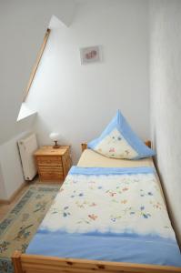 Кровать или кровати в номере Ferienwohnung Neubert