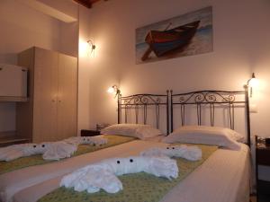 Posteľ alebo postele v izbe v ubytovaní Nisiotiko house in Tinos near the beach