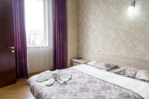Ένα ή περισσότερα κρεβάτια σε δωμάτιο στο Tbilisi Comfort Apartment +4 φωτογραφίες