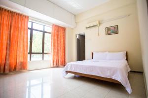 Postel nebo postele na pokoji v ubytování Hotel Comfort Inn + 28 fotografií