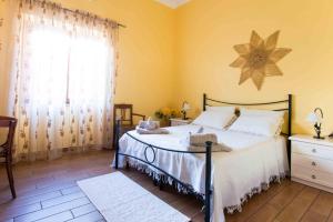 una camera da letto con un letto con una stella sul muro di B&B L'Albero Dei Limoni a Portoscuso