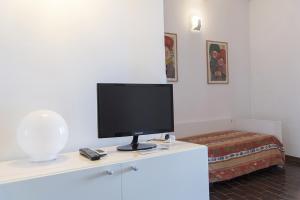 a computer monitor on a desk in a room at Residence Capobianco in Portoferraio