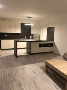 Η κουζίνα ή μικρή κουζίνα στο Garden Apartman Radnica - private parking included