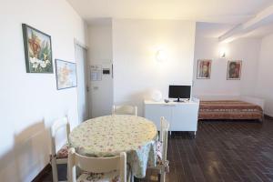 a room with a table and a bed and a desk at Residence Capobianco in Portoferraio