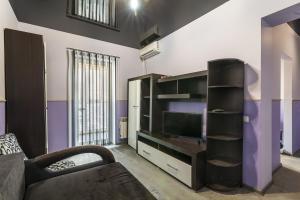 sala de estar con TV y sofá en Apartments for your happiness en Dnipro