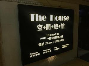 una señal para la casa en la pared de un edificio en The House (Baguio), en Hong Kong