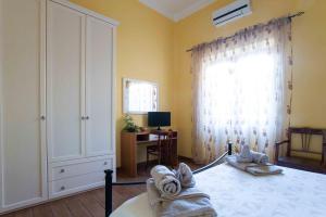 a bedroom with a bed with towels on it at B&B L'Albero Dei Limoni in Portoscuso