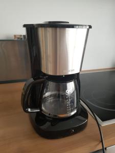 un frullatore nero appoggiato su un tavolo accanto a un monitor di Sea Apartment in the Center a Pärnu
