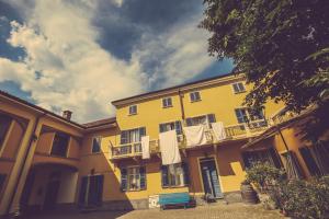 un bâtiment jaune avec un banc devant lui dans l'établissement Agriturismo I Surì Asti, à Asti