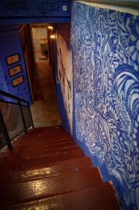 Una escalera con una pared azul con grafitis. en Rope Walk Guest House, en George Town 32 fotos más