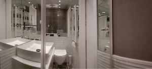 Ванная комната в Comely n Gusto luxury Apts.(Must)