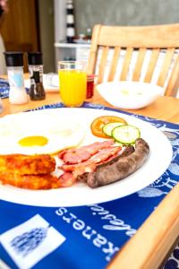 un plato de desayuno con salchichas y tostadas en Marlin Lodge St Lucia en St Lucia