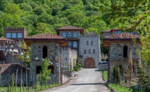una casa con cancello e recinzione di Chateau Mere a Telavi
