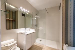 ห้องน้ำของ Alicante Skylights Apartments