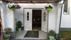 a front door of a house with flowers in at "Märkische Traube" idyllisches Gästehaus für Selbsversorger in Zesch