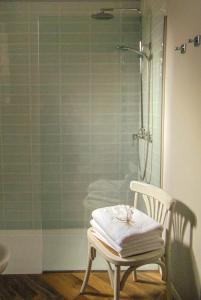 prysznic z ręcznikiem na krześle w łazience w obiekcie Balneario Aguas de Villaharta w mieście Villaharta