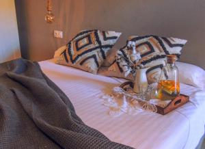 - un lit avec un plateau/bouilloire et des verres dans l'établissement Balneario Aguas de Villaharta, à Villaharta