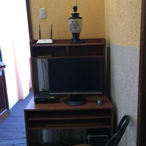 TV a/nebo společenská místnost v ubytování Hostal Puerto Azul + 37 fotografií