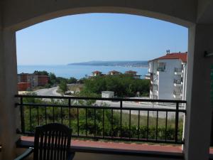 d'un balcon avec vue sur l'océan. dans l'établissement BBS 52, à Byala