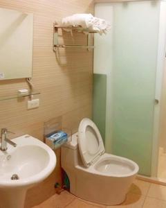 a bathroom with a toilet and a sink at Zih Yue Tong Homestay II in Magong