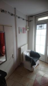 salon z kanapą i oknem w obiekcie studio cosy en PROVENCE w mieście Camaret-sur-Aigues