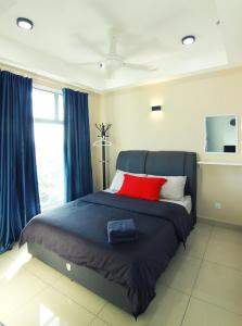 een slaapkamer met een blauw bed en een rood kussen bij 10:39 Studio @ D'Perdana Sri Cemerlang in Kota Bharu