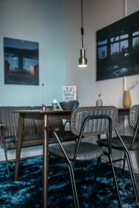 uma sala de jantar com uma mesa de madeira e cadeiras em Urbn Dreams III em Berlim