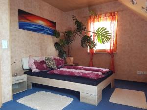 a bed in a room with a window at Kunst und Kultur in Weimar in Weimar